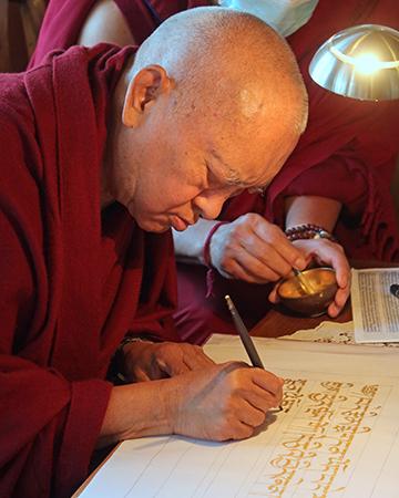 Lama Zopa Rimpoché écrivant...